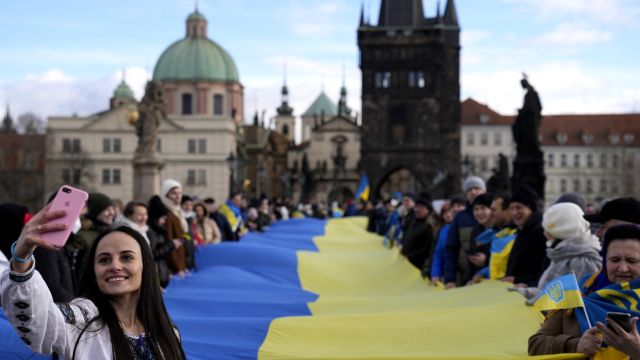 «Живі ланцюги» у Празі та Брно. Акції з нагоди Дня Соборності України